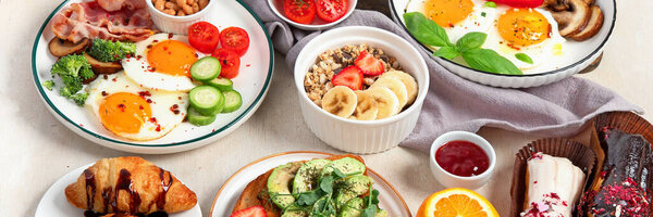 Здоровый завтрак питание концепции, различные утренние блюда на светлом фоне.
