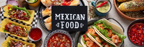 Pratos Tradicionais Mexicanos Tacos Com Camarões Sopa Carne Tortilhas Milho — Fotografia de Stock