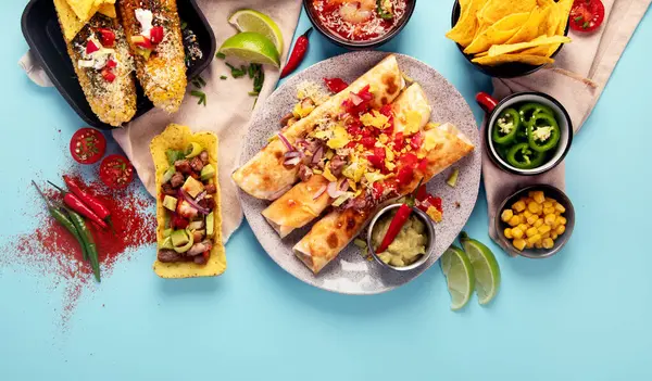 Comida Mexicana Muitos Pratos Cozinha México Fundo Azul Vista Superior — Fotografia de Stock