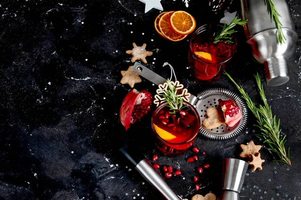 Winter Weihnachtscocktail Mit Granatapfel Und Rosmarin Glas Auf Schwarzem Hintergrund — Stockfoto