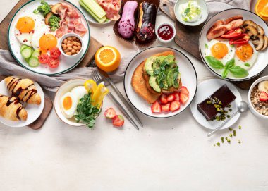 Sağlıklı kahvaltı konsepti, arka planda çeşitli sabah yemekleri. Üst Manzara. Boşluğu kopyala.