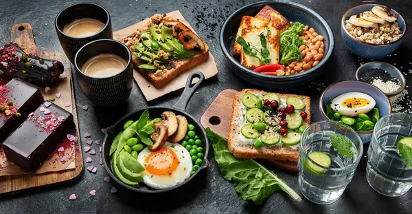 Tasty Food Avocado Toast Vegetables Eggs Dark Background Helthy Breakfast — Stock Photo, Image