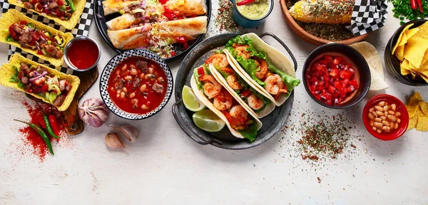 Mexikanische Traditionelle Gerichte Tacos Mit Garnelen Fleischsuppe Maistortillas Tomatensalsa Auf — Stockfoto