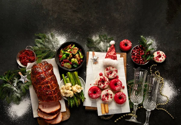 Pieczona Szynka Warzywami Pączkami Ciemnym Tle Świąteczne Jedzenie Widok Góry — Zdjęcie stockowe