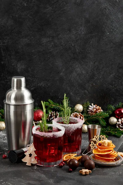 Preiselbeer Weihnachts Cocktail Mit Rosmarin Serviert Auf Winterlich Dekoriertem Tisch — Stockfoto