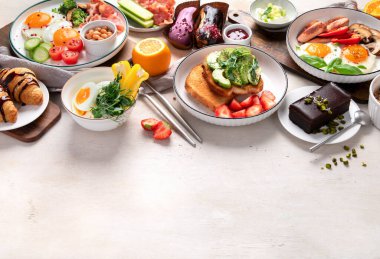 Sağlıklı kahvaltı konsepti, arka planda çeşitli sabah yemekleri. Boşluğu kopyala.