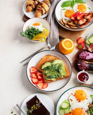 Sağlıklı kahvaltı konsepti, arka planda çeşitli sabah yemekleri. Kopya alanı.