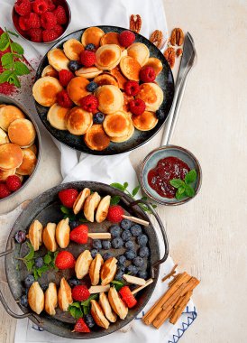 Yaban mersinli, çilekli ve ahududulu leziz krepler. Tatlı ve lezzetli bir kahvaltı..