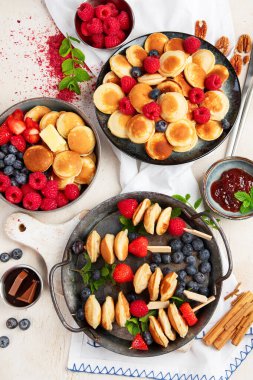 Yaban mersinli, çilekli ve ahududulu leziz krepler. Tatlı ve lezzetli bir kahvaltı..