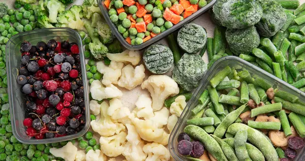 一套过冬的食物 各种冷冻蔬菜和浆果 顶部视图 — 图库照片