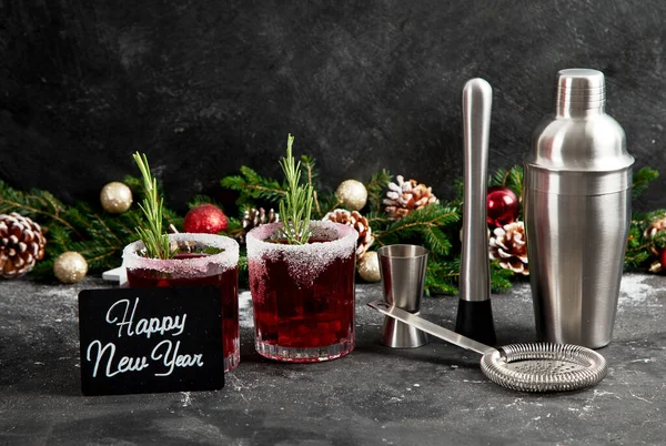 Preiselbeer Weihnachts Cocktail Mit Rosmarin Serviert Auf Winterlich Dekoriertem Tisch — Stockfoto