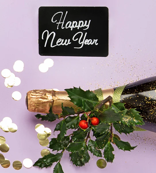Champagne Fles Met Confetti Violette Achtergrond Kerst Verjaardags Trouwconcept Vlakke — Stockfoto