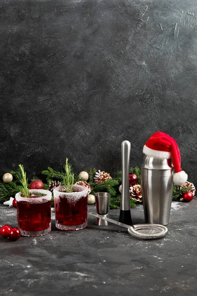 Tranbär Jul Cocktail Med Rosmarin Serveras Vintern Semester Dekorerat Bord — Stockfoto