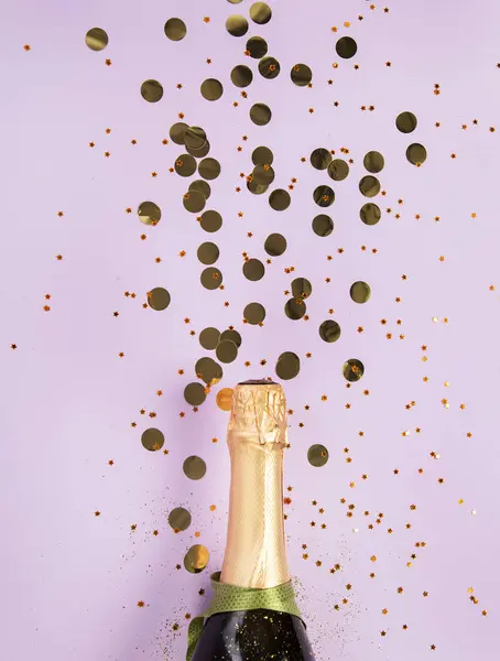 Champagnerflasche Mit Konfetti Auf Violettem Hintergrund Weihnachten Geburtstag Oder Hochzeit — Stockfoto