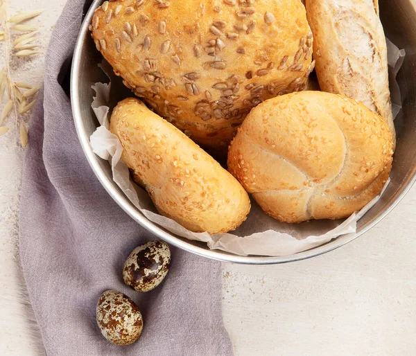 Bäcker Oder Koch Mit Frisch Gebackenem Brot Der Hand Vor — Stockfoto