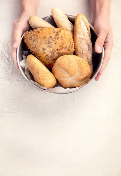 Panadero Cocinero Sosteniendo Pan Recién Horneado Las Manos Sobre Fondo —  Fotos de Stock