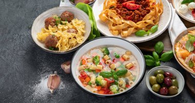 Koyu arka planda İtalyan yemekleri. Geleneksel gıda konsepti. Üst görünüm, alanı kopyala.