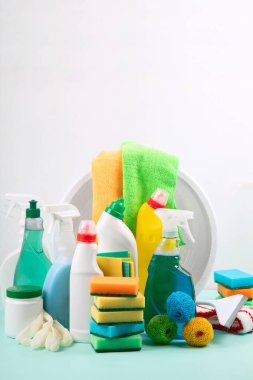 Temizlik ürünleri masada. Beyaz arka planda ev içi temizlik ya da iş sağlığı.. 