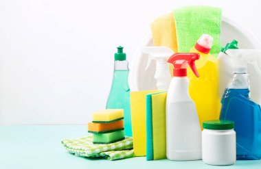 Temizlik ürünleri masada. Ev içi temizlik ya da beyaz bir arka planda iş temizliği. Boşluğu kopyala.