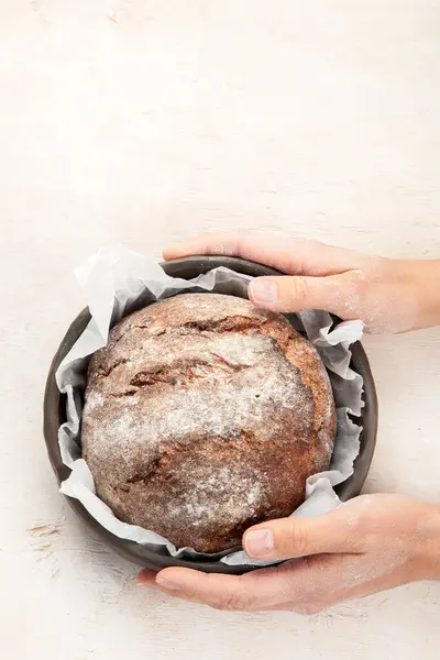 Panadero Cocinero Sosteniendo Pan Recién Horneado Las Manos Sobre Fondo — Foto de Stock