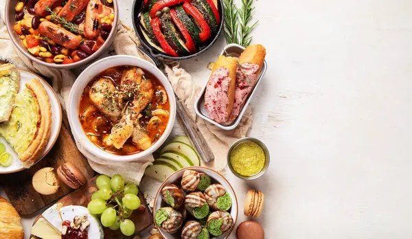 Karanlık arka planda Fransız yemek çeşitleri. Geleneksel mutfak konsepti. Üst Manzara. Boşluğu kopyala.