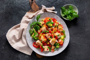 Sebzeli kızarmış tavuk, koyu renkli arka plan. Yemek konsepti. Üst görünüm, alanı kopyala.