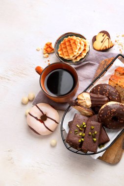 Bir fincan kahveli waffle, kurabiyeler, kek ve açık arkaplan. Sıcak içecek ve tatlılar. Üst görünüm, alanı kopyala.