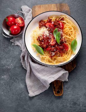 Lezzetli iştah açıcı klasik İtalyan spagetti bolonez makarnası domates soslu, peynirli parmesan peyniri, et ve fesleğen. Üst görünüm.