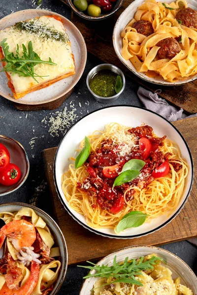 Pasta Surtido Platos Pasta Italiana Incluyendo Espaguetis Boloñeses Penne Tortellini — Foto de Stock