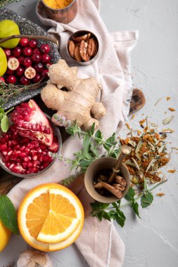Bağışıklığı arttıran gıdaların çeşitliliği. Zencefil, zerdeçal, narenciye, otlar, beyaz arka planda sarımsak, üst manzara. Sağlıklı, vegan virüs bileşenleri yeniyor.