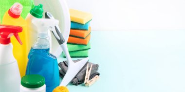 Temizlik ürünleri masada. Ev içi temizlik ya da beyaz bir arka planda iş temizliği. Boşluğu kopyala.