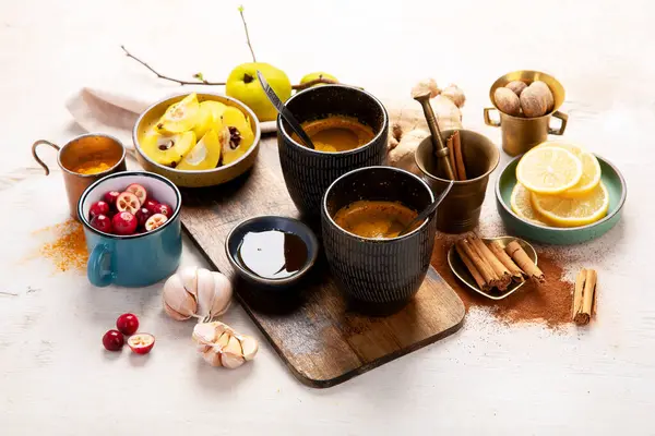 Xícaras Chá Especiarias Açafrão Saudável Com Ingredientes Limão Gengibre Paus — Fotografia de Stock
