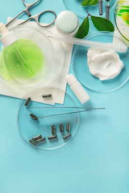 Mavi arka plan kozmetik laboratuarı araştırması. Güzellik konsepti.