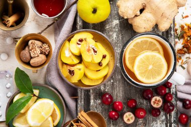 Soğuk algınlığı ve grip virüsü için doğal şifalı bitkisel ilaç. Taze zencefil, limon, bal ve tarçınla birlikte sıcak içecek. Beyaz arka planda ekinezya, dikenli çilek ve ginseng. Bağışıklık güçlendirici.