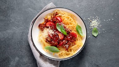 Lezzetli iştah açıcı klasik İtalyan spagetti bolonez makarnası domates soslu, peynirli parmesan peyniri, et ve fesleğen. Üst Manzara. Panorama.