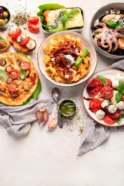 全桌意大利菜 盘比萨 意大利面 意大利意大利面 意大利面沙拉和番茄酱 白色背景 顶部视图 复制空间 — 图库照片