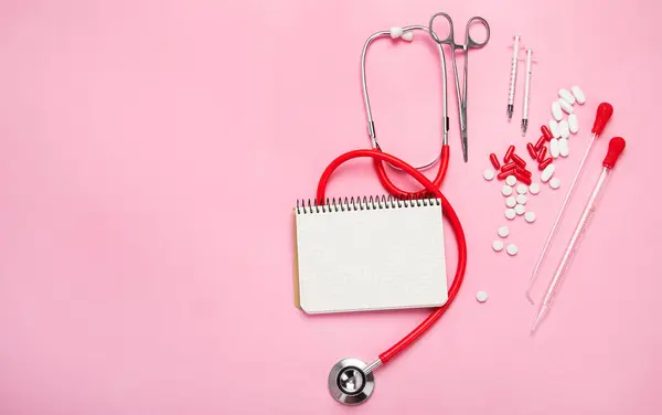 Diverse Medische Apparatuur Pipet Medicijnen Tabletten Capsules Spray Roze Achtergrond — Stockfoto