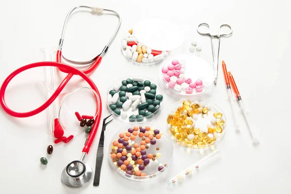 Verschiedene Pillen Und Stethoskop Auf Weißem Hintergrund Medizinkonzept Ansicht Von — Stockfoto