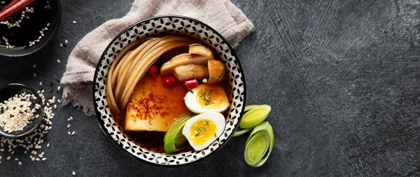 黒い背景に卵 キノコ 玉ねぎとアジアのスープ 伝統的な食品コンセプト トップビュー コピースペース — ストック写真