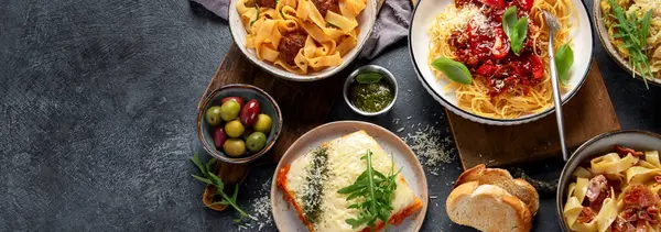 Pasta Surtido Platos Pasta Italiana Incluyendo Espaguetis Boloñeses Penne Tortellini — Foto de Stock