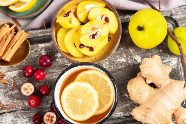 Soğuk algınlığı ve grip virüsü için doğal şifalı bitkisel ilaç. Taze zencefil, limon, bal ve tarçınla birlikte sıcak içecek. Beyaz arka planda ekinezya, dikenli çilek ve ginseng. Bağışıklık güçlendirici.