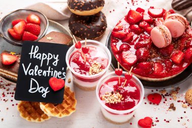 Sevgililer Günü tatlıları. Anneler Günü tatlısı. Kadınlar günü pastası. Beyaz arka planda çeşitli tatlılar. Üst görünüm.