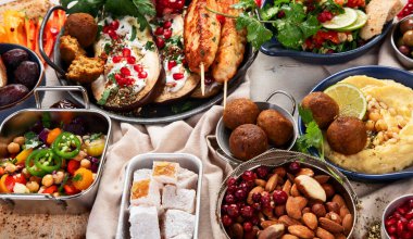 Açık arkaplanda orta doğu ya da Arap yemekleri. Lezzetli geleneksel yemekler. Üst pview