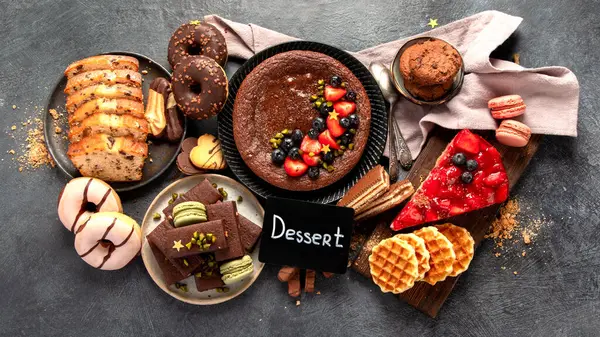 Smaklig Tårta Kakor Våfflor Makaroner Muffins Läckra Desserter Mörk Bakgrund — Stockfoto