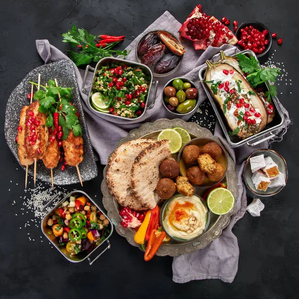 中东或阿拉伯的不同菜肴 背景为黑色 味道传统食物的概念 顶部视图 — 图库照片