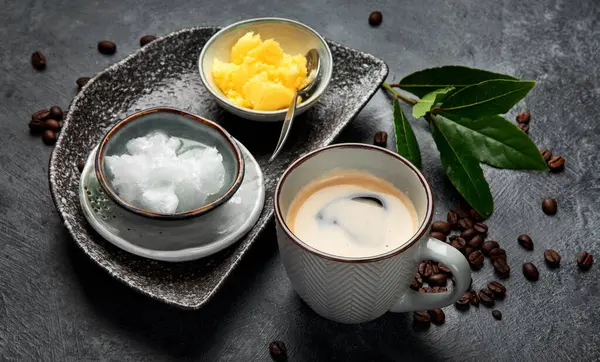 Kugelsicherer Keto Kaffee Ketogene Ernährung Heißes Trocknen Mit Kokosöl Und — Stockfoto