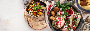 Açık arkaplanda orta doğu ya da Arap yemekleri. Lezzetli geleneksel yemekler. Üst pview, boşluğu kopyala