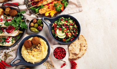 Açık arkaplanda orta doğu ya da Arap yemekleri. Lezzetli geleneksel yemekler. Üst pview, boşluğu kopyala