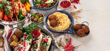 Açık arkaplanda orta doğu ya da Arap yemekleri. Lezzetli geleneksel yemekler. Üst pview, kopyalama alanı, afiş