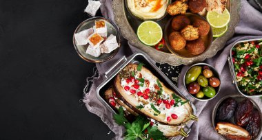 Orta doğu ya da Arap yemekleri siyah arka planda. Lezzetli geleneksel yemek konsepti. Üst pview, boşluğu kopyala